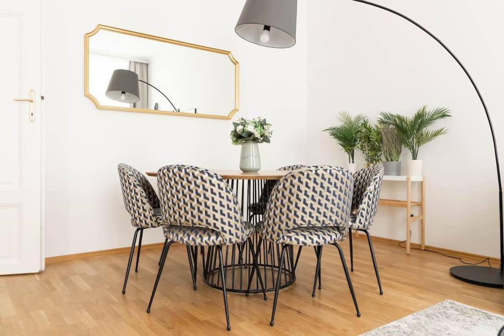 Franz 23 - Typical Viennese Apartment In The Heart Of فيينا المظهر الخارجي الصورة