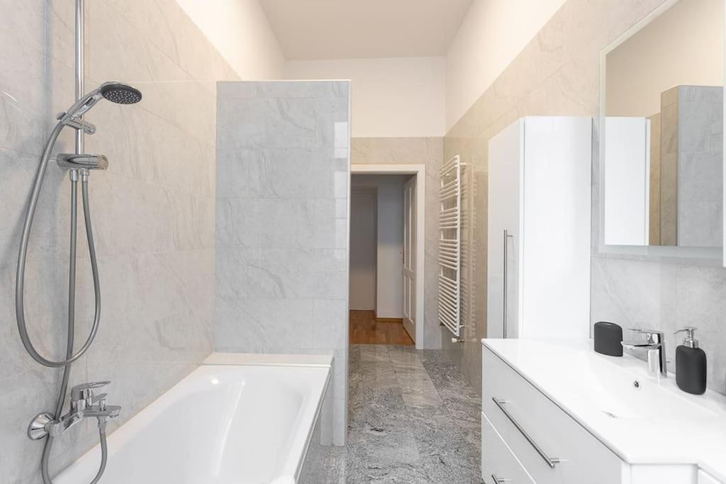 Franz 23 - Typical Viennese Apartment In The Heart Of فيينا المظهر الخارجي الصورة